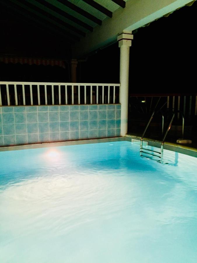 Bed and Breakfast Soleil La Terre-de-Bas Экстерьер фото